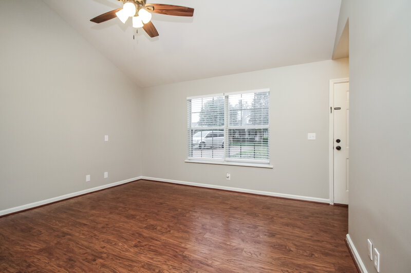 2,165/Mo, 696 Hollandale Rd La Vergne, TN 37086 Living Room View 2