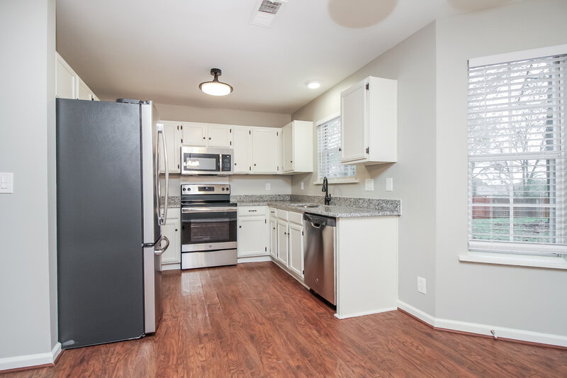 2,165/Mo, 696 Hollandale Rd La Vergne, TN 37086 Kitchen View 2