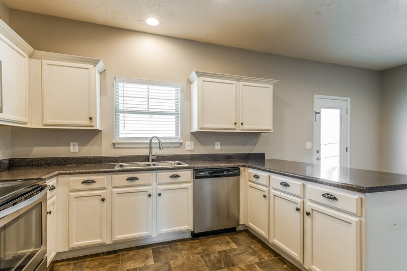 2,530/Mo, 1728 Bellamy Ln Murfreesboro, TN 37128 Kitchen View 2
