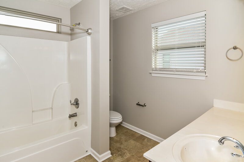 1,755/Mo, 1913 Warmingfield Dr Murfreesboro, TN 37127 Main Bathroom View