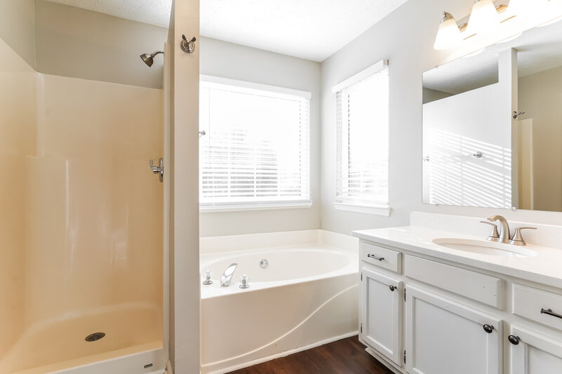 2,300/Mo, 1042 Cedar Creek Village Rd Mount Juliet, TN 37122 Main Bathroom View