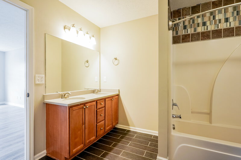 2,045/Mo, 1021 Tammy Sue Ln La Vergne, TN 37086 Main Bathroom View