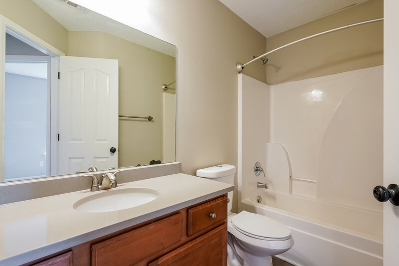 2,045/Mo, 1021 Tammy Sue Ln La Vergne, TN 37086 Bathroom View