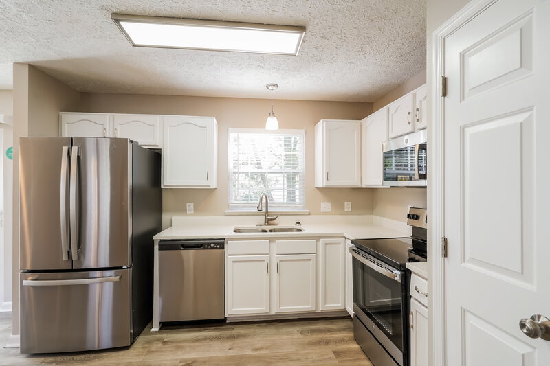 2,110/Mo, 712 Ashwell Close Antioch, TN 37013 Kitchen View 2