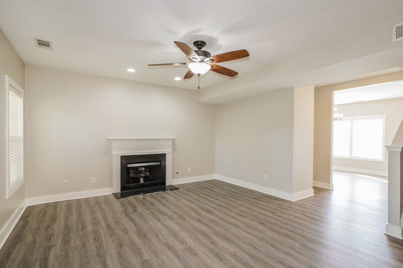 2,525/Mo, 120 Alred Cir Hendersonville, TN 37075 Living Room View 2