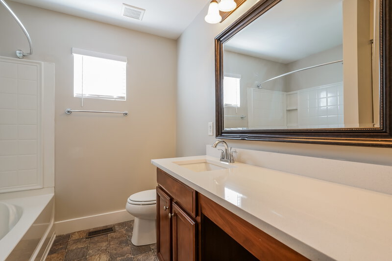 2,525/Mo, 120 Alred Cir Hendersonville, TN 37075 Main Bathroom View