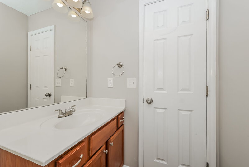 2,040/Mo, 1119 Phelissa Dr La Vergne, TN 37086 Bathroom View 2