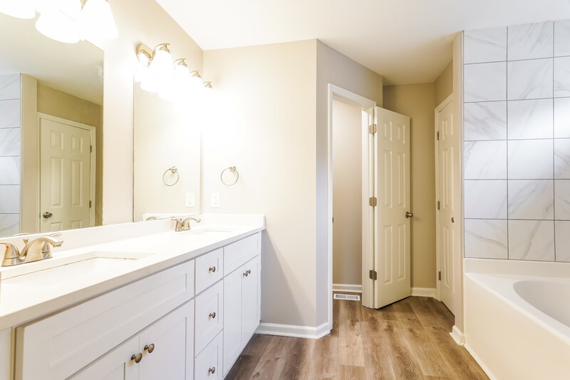 2,915/Mo, 1212 Orchard Mountain Ct Antioch, TN 37013 Main Bathroom View