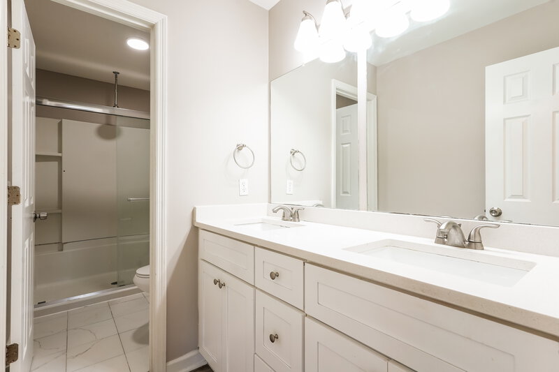 2,915/Mo, 1212 Orchard Mountain Ct Antioch, TN 37013 Main Bathroom View 2