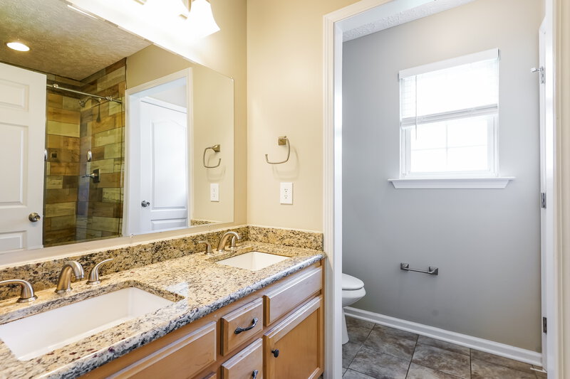 2,365/Mo, 1902 Champlain Dr La Vergne, TN 37086 Main Bathroom View