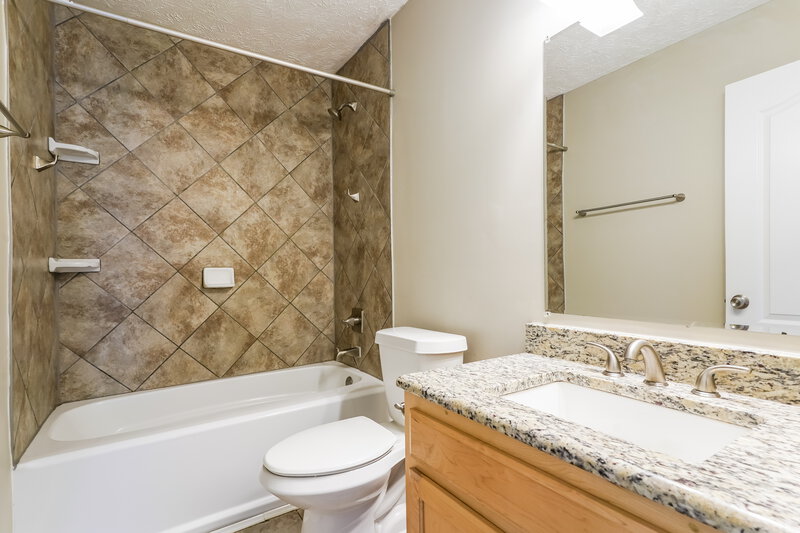 2,365/Mo, 1902 Champlain Dr La Vergne, TN 37086 Bathroom View