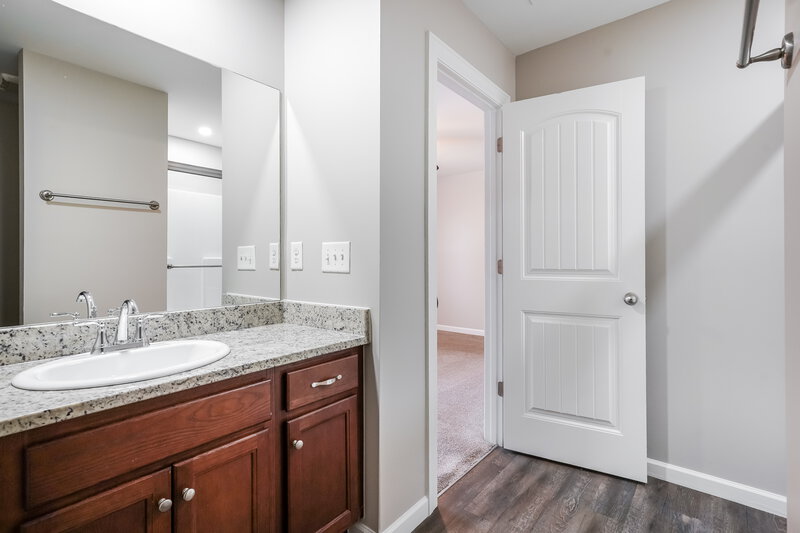 2,205/Mo, 1327 Rutherford St Murfreesboro, TN 37130 Main Bathroom View