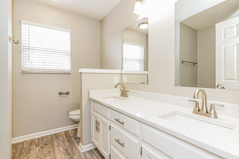 2,115/Mo, 379 Dorr Dr Goodlettsville, TN 37072 Main Bathroom View