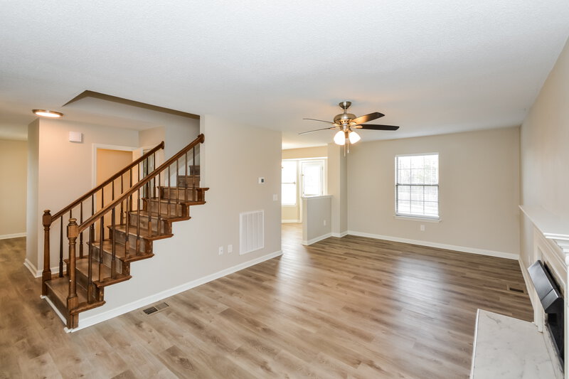 2,265/Mo, 605 Rocky Ridge Cir La Vergne, TN 37086 Living Room View 2