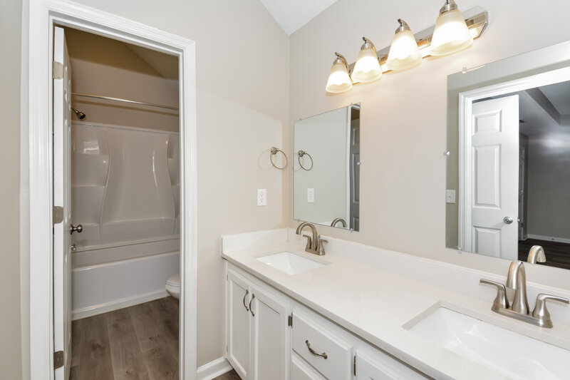 2,265/Mo, 605 Rocky Ridge Cir La Vergne, TN 37086 Main Bathroom View