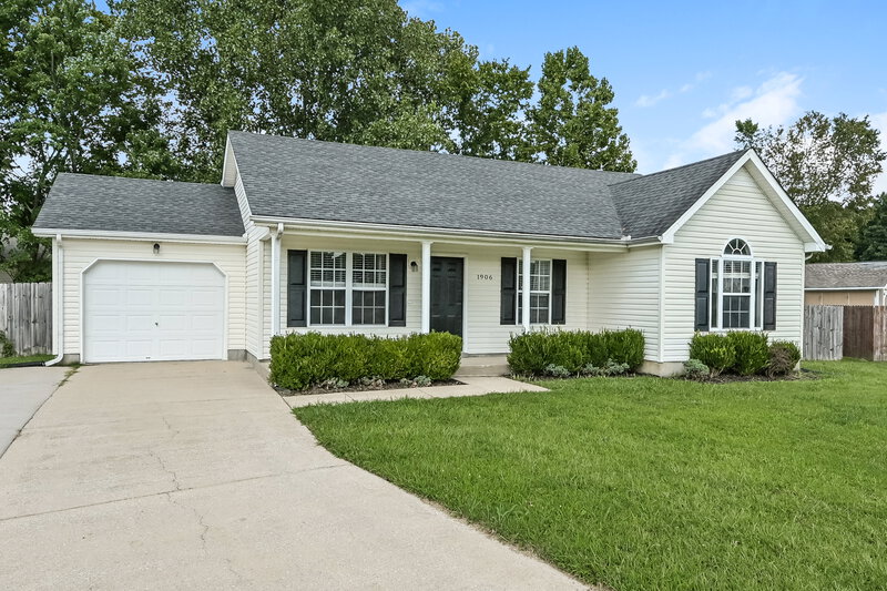 2,030/Mo, 1906 Sean Cove La Vergne, TN 37086 Front View