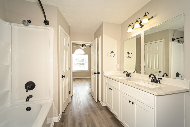 2,030/Mo, 1906 Sean Cove La Vergne, TN 37086 Main Bathroom View