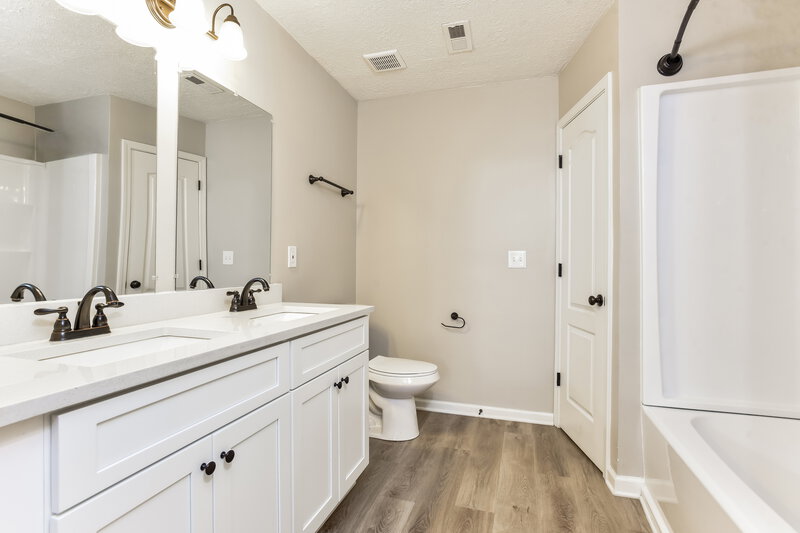 3,080/Mo, 1906 Sean Cove La Vergne, TN 37086 Main Bathroom View