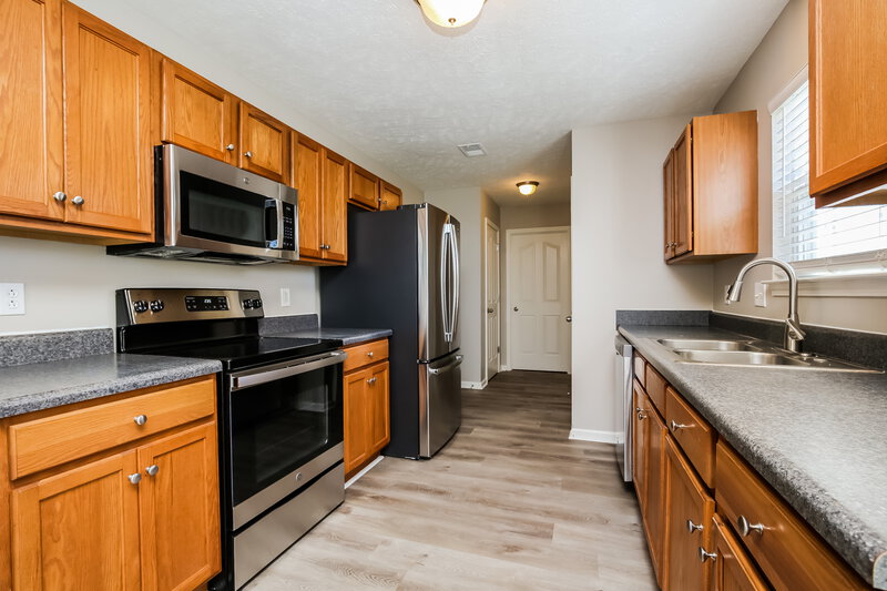 2,100/Mo, 1111 Nahanee Ct Murfreesboro, TN 37130 Kitchen View 2