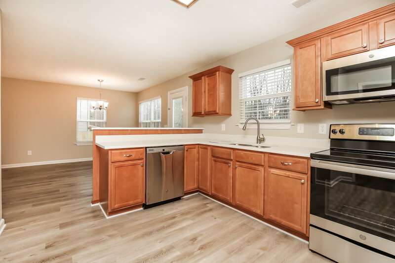 2,205/Mo, 141 Lyndhurst Dr La Vergne, TN 37086 Kitchen View 2