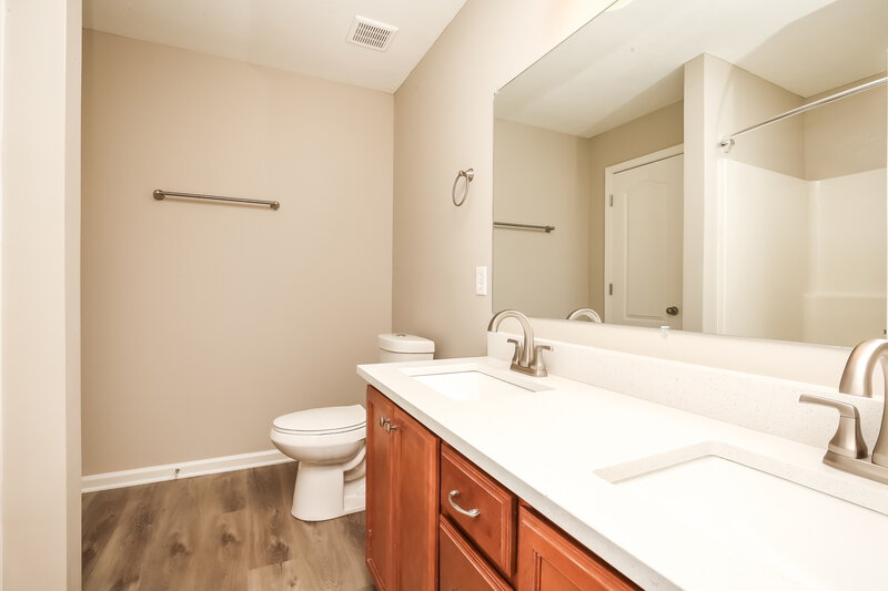 2,205/Mo, 141 Lyndhurst Dr La Vergne, TN 37086 Main Bathroom View