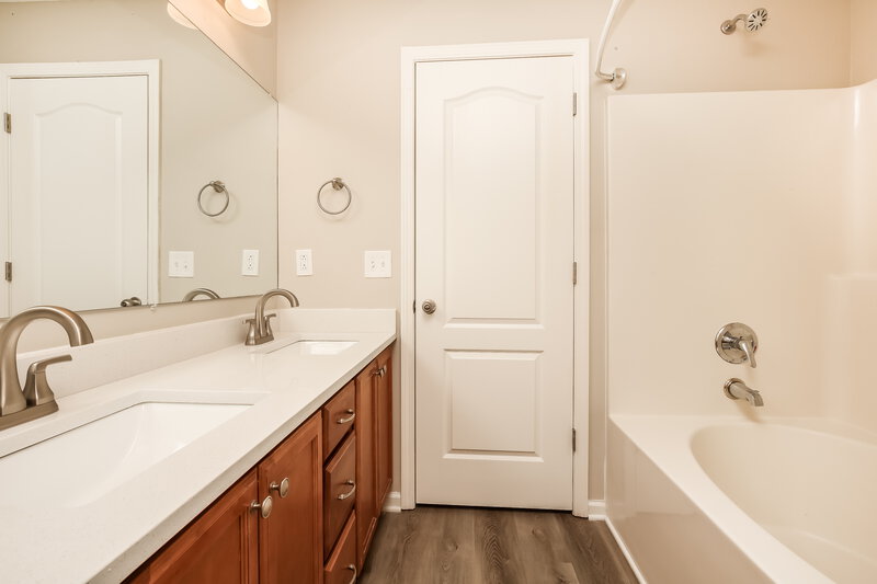 2,205/Mo, 141 Lyndhurst Dr La Vergne, TN 37086 Main Bathroom View 2