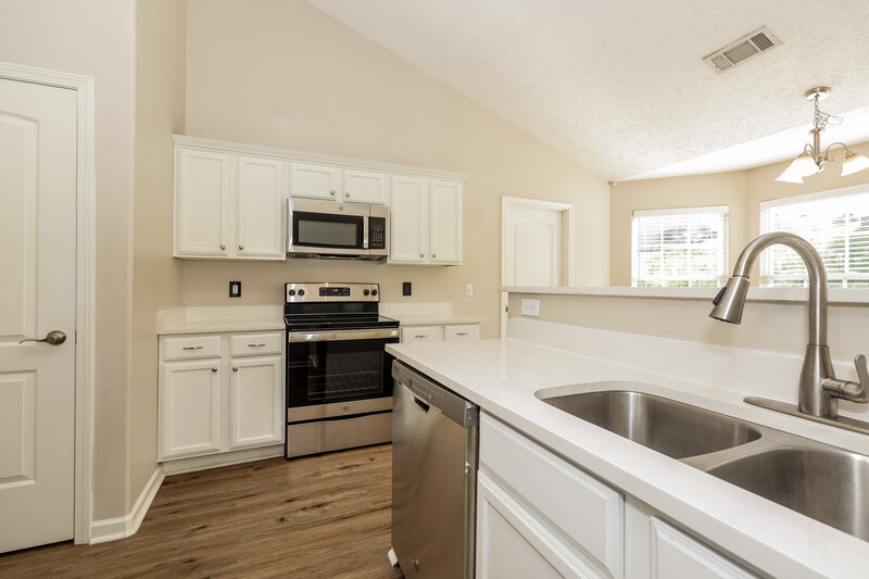 1,955/Mo, 106 Lyndhurst Dr La Vergne, TN 37086 Kitchen View