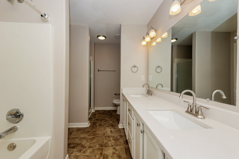 1,955/Mo, 106 Lyndhurst Dr La Vergne, TN 37086 Main Bathroom View