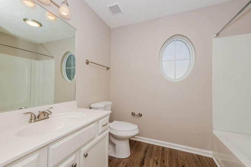 1,955/Mo, 106 Lyndhurst Dr La Vergne, TN 37086 Bathroom View