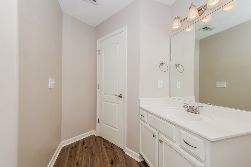 1,955/Mo, 106 Lyndhurst Dr La Vergne, TN 37086 Bathroom View 2