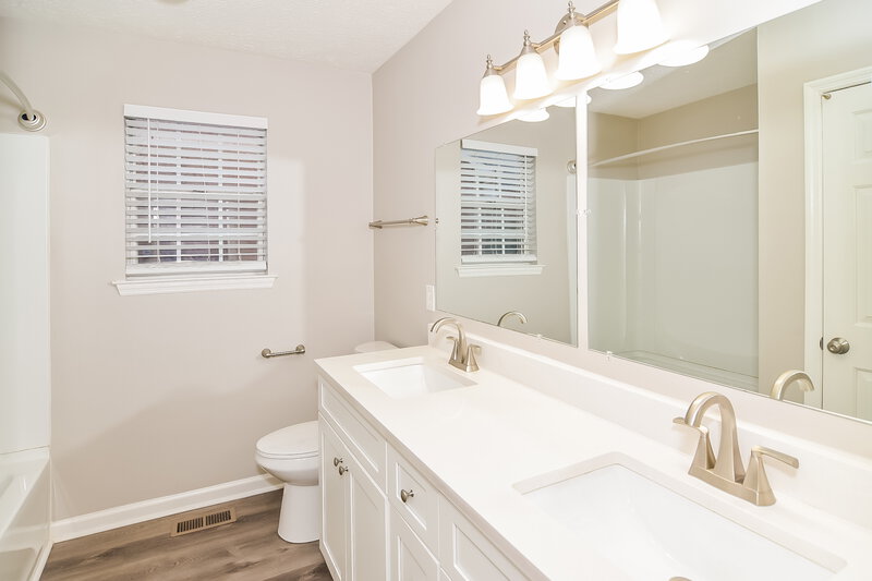 2,005/Mo, 125 Oak Leaf Dr Hendersonville, TN 37075 Main Bathroom View