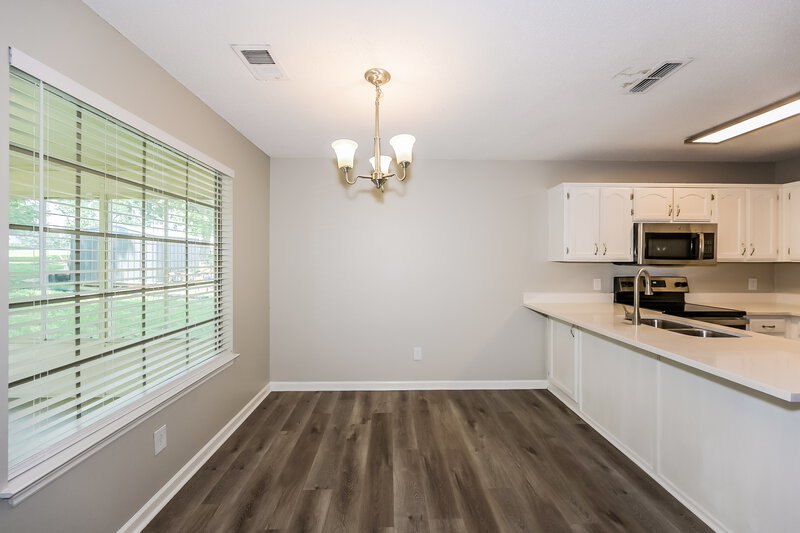 1,940/Mo, 309 Cedar Park Cir La Vergne, TN 37086 Dining Room View 2