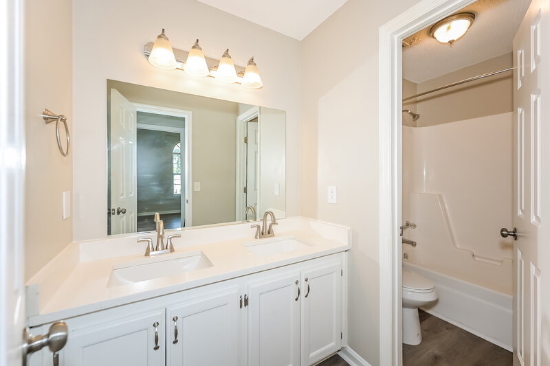 1,940/Mo, 309 Cedar Park Cir La Vergne, TN 37086 Bathroom View