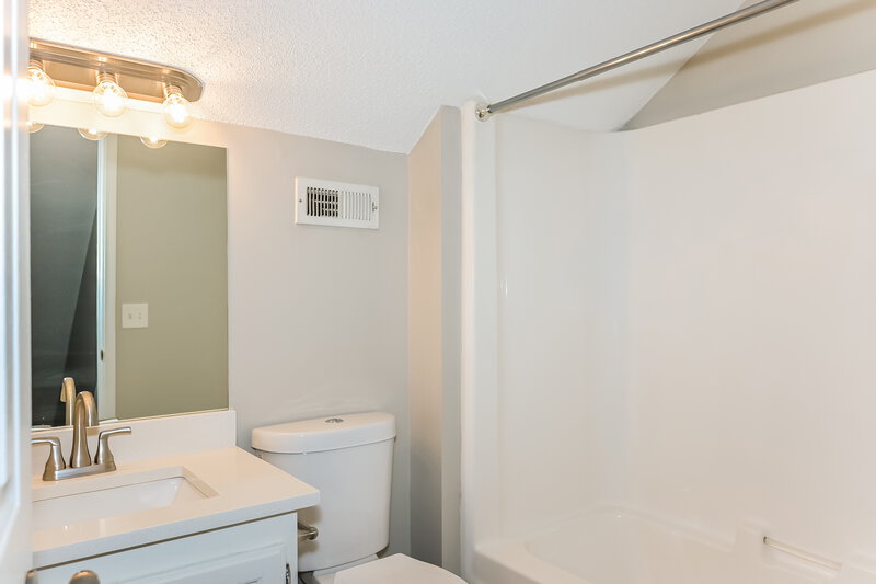 1,940/Mo, 309 Cedar Park Cir La Vergne, TN 37086 Bathroom View 2