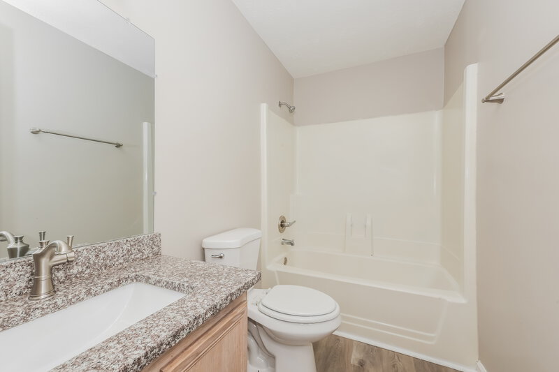 2,090/Mo, 200 Lake Forest Dr La Vergne, TN 37086 Bathroom View