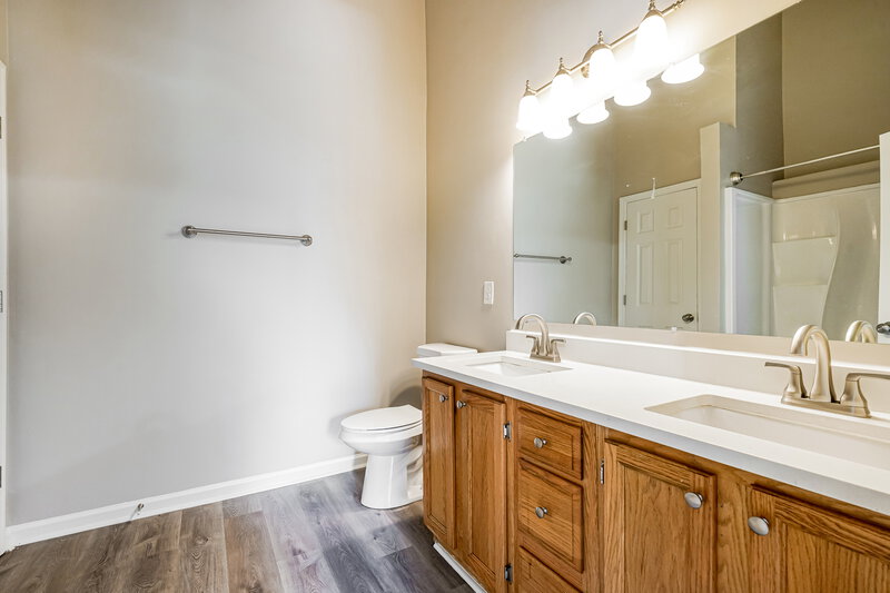 2,110/Mo, 404 Bon Aqua Dr La Vergne, TN 37086 Main Bathroom View