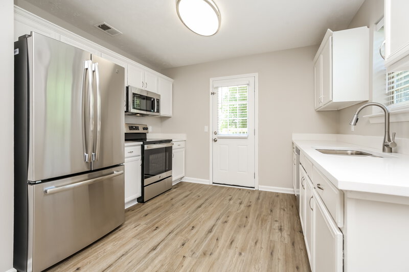 2,320/Mo, 722 Lou Gehrig Cir La Vergne, TN 37086 Kitchen View 2