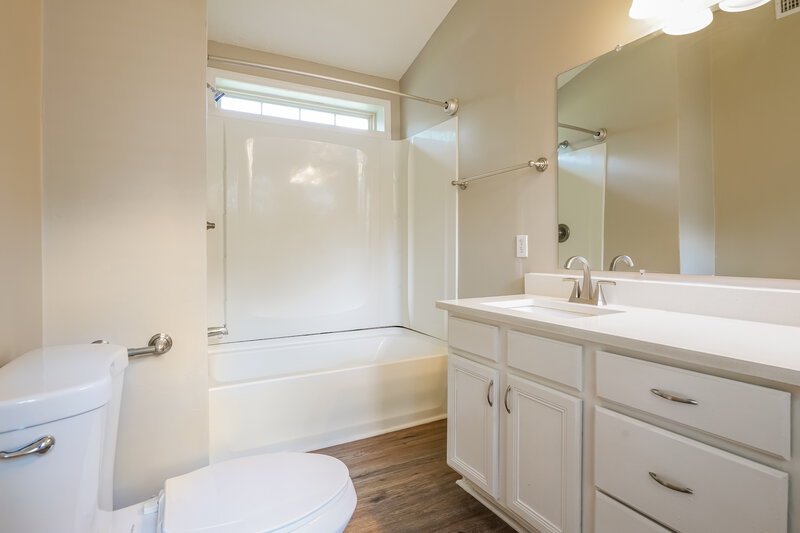 2,000/Mo, 722 Lou Gehrig Cir La Vergne, TN 37086 Main Bathroom View