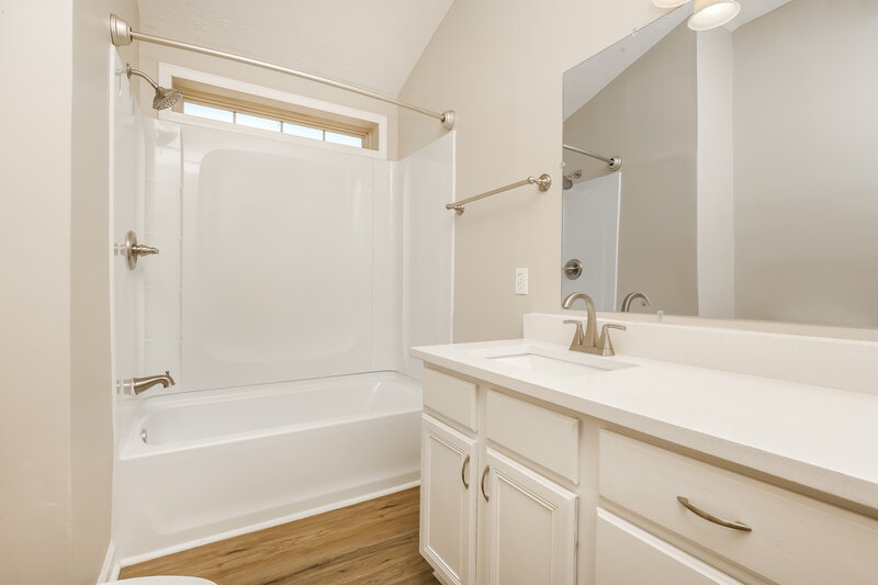 2,320/Mo, 722 Lou Gehrig Cir La Vergne, TN 37086 Main Bathroom View