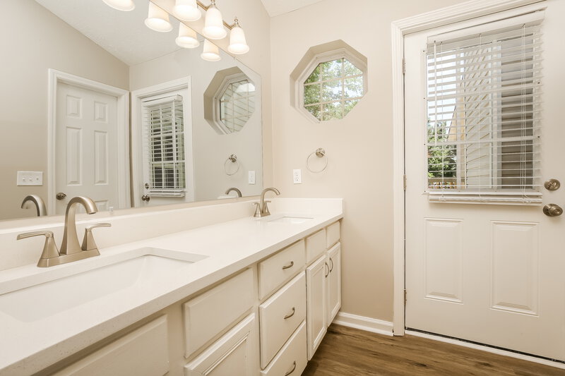 2,320/Mo, 722 Lou Gehrig Cir La Vergne, TN 37086 Main Bathroom View 2
