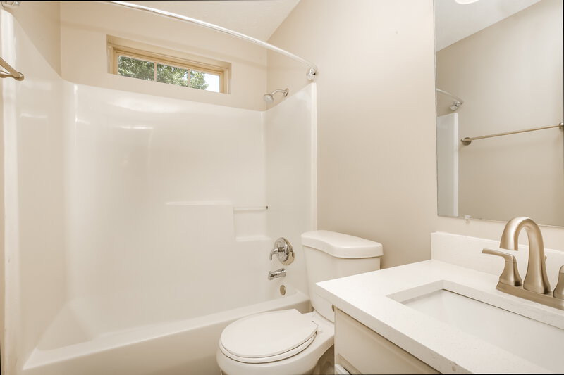 2,320/Mo, 722 Lou Gehrig Cir La Vergne, TN 37086 Bathroom View