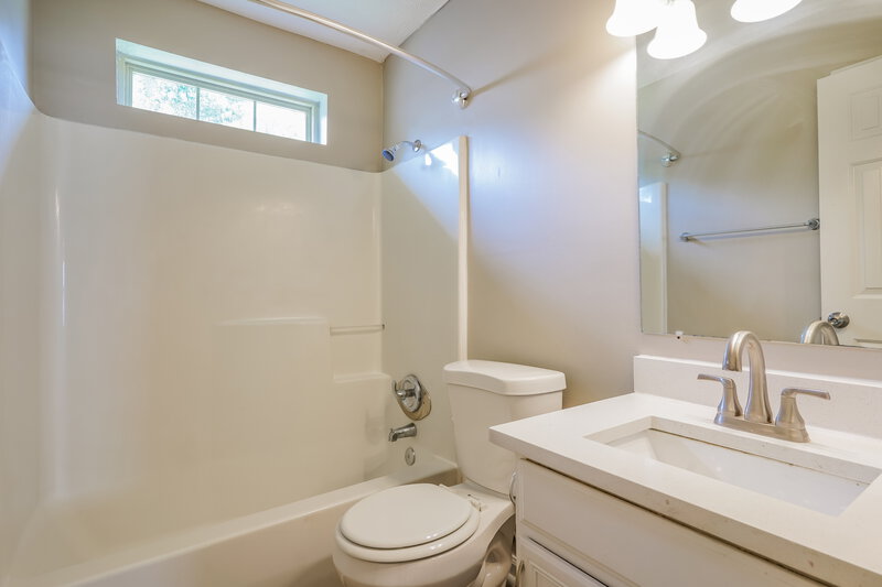 2,000/Mo, 722 Lou Gehrig Cir La Vergne, TN 37086 Bathroom View
