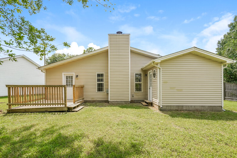 2,000/Mo, 722 Lou Gehrig Cir La Vergne, TN 37086 Rear View
