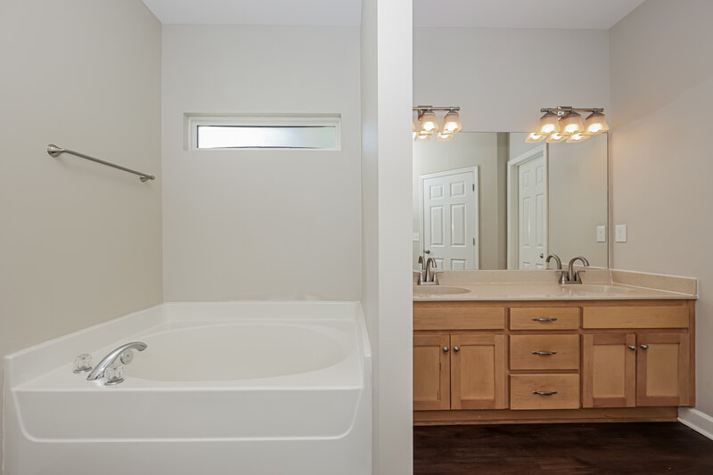 2,085/Mo, 111 Parrish St La Vergne, TN 37086 Main Bathroom View 2