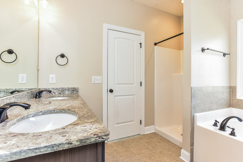 4,030/Mo, 575 Hollandale Rd La Vergne, TN 37086 Main Bathroom View