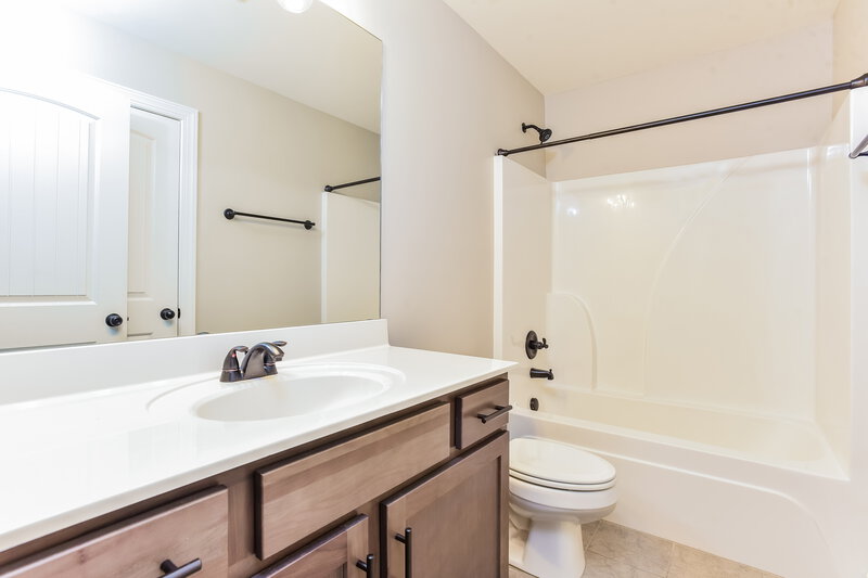 4,030/Mo, 575 Hollandale Rd La Vergne, TN 37086 Bathroom View
