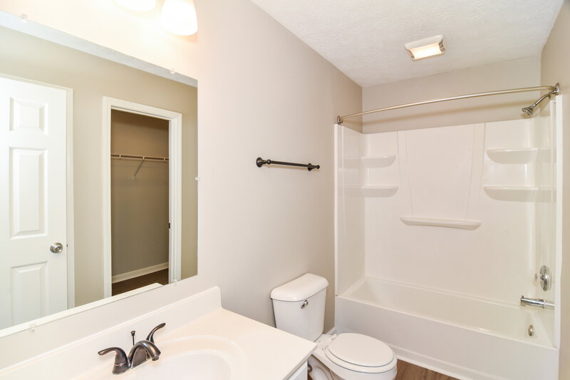 2,275/Mo, 3425 Cainbrook Crossing Antioch, TN 37013 Main Bathroom View