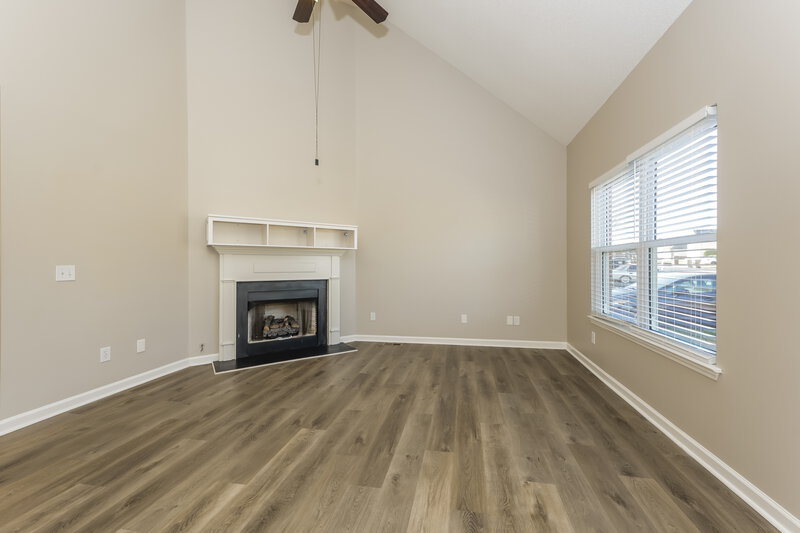 2,100/Mo, 6628 Shadyview Dr Antioch, TN 37013 Living Room View 2