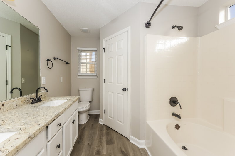 2,100/Mo, 6628 Shadyview Dr Antioch, TN 37013 Main Bathroom View