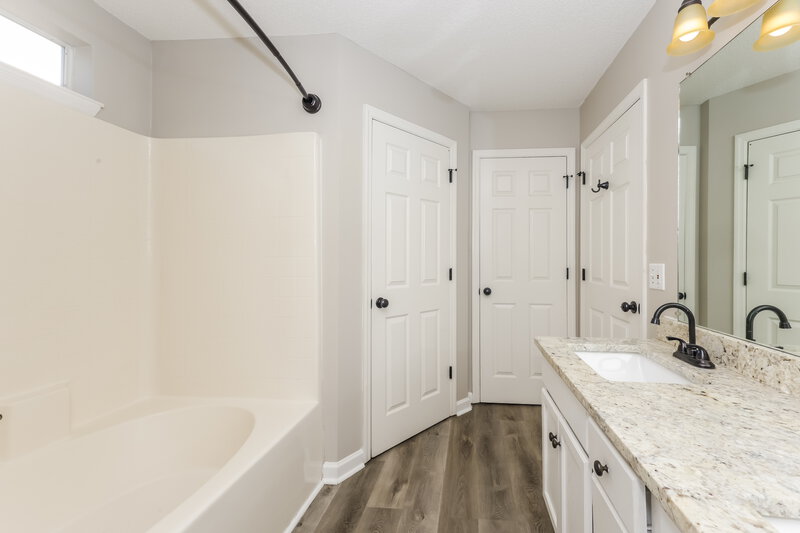 2,100/Mo, 6628 Shadyview Dr Antioch, TN 37013 Main Bathroom View 2